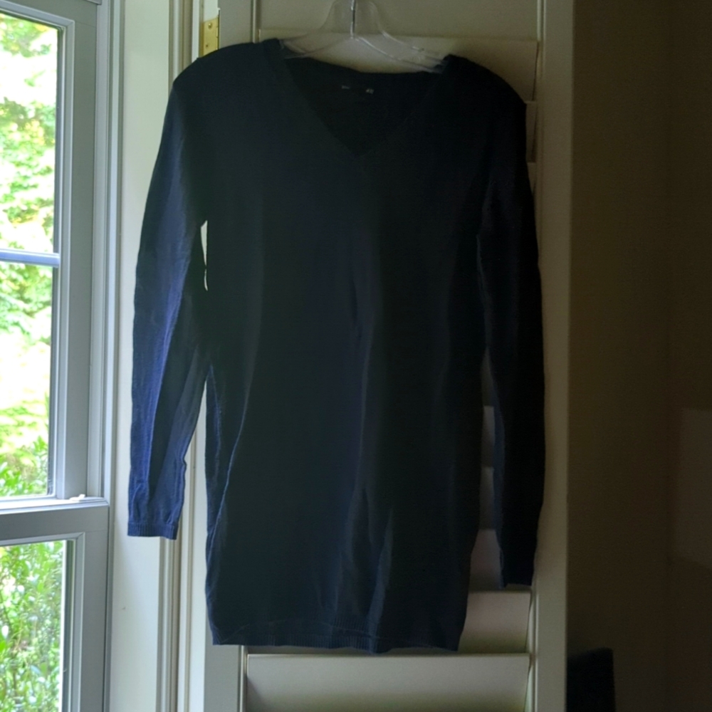 H&M oversized v-neck navy blue sweater in XS.